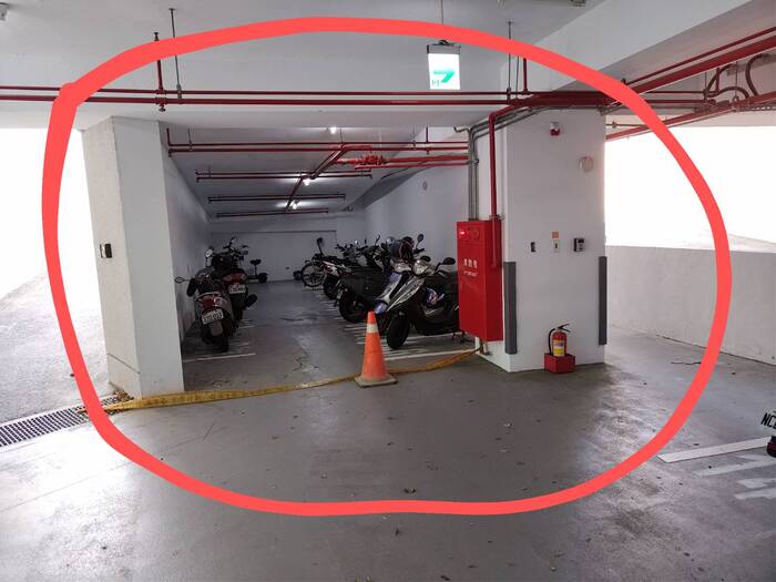 教院大樓B1機車停車場1/17起將進行地板龜裂補強施工，部分區域禁停車。圖片