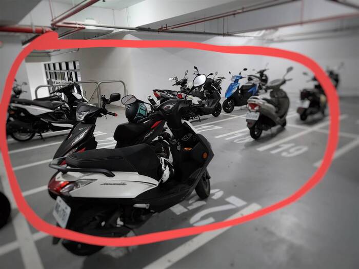 教院大樓B1機車停車場1/17起將進行地板龜裂補強施工，部分區域禁停車。圖片