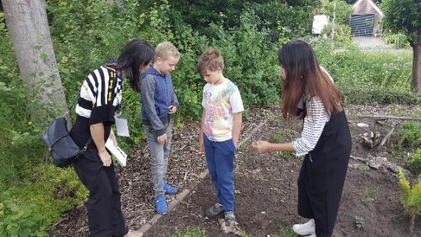 荷蘭Wieringerwerf Zilvermeeuw School由學生進行校園導覽